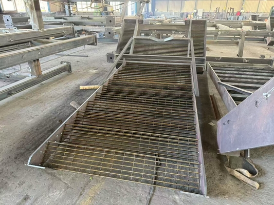 Czarne powłoki stalowe schody do użytku mieszkalnego lub komercyjnego pokłady schody metalowe odporne na rdzew ze klamrą