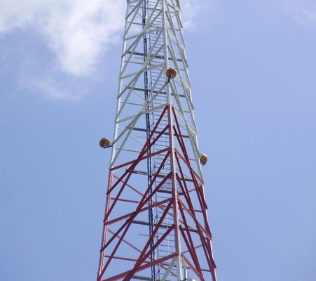 Komunikacja 5G Gorąco pocielona galwanizowana wieża komunikacyjna ze stali pod kątem trójkąta, nadająca się do sieci komórkowej i transmisji nadawczej